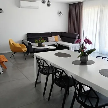 Twins 1 By Guide Apartment *